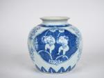 Chine XVIIIe siècle, 
Pot à gingembre en porcelaine bleu blanc...