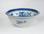 Chine, période jiaqing 
Vasque en porcelaine blanche à décor en...