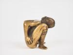 Sujet XIXème en bronze "jeune femme urinant".
H. 7 x 7,5...