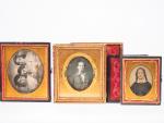 3 daguerréotypes dans leurs étuis en cuir gauffré, "portrait d'homme",...
