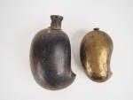 2 poires à poudre Mogol en bronze.
H. 10 cm.
H. 8...