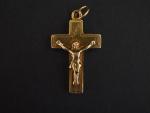 Pendentif en or jaune, en forme de crucifix. 
2,5 x...