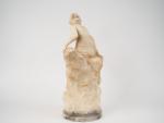 Sculpture en albatre "jeune fille dénudée sur un rocher".
Signée
(restauration au...