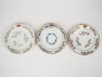 3 différentes séries d'assiettes en porcelaine de Paris, à décor...