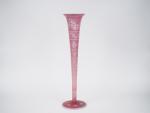 Grand vase cornet en opaline rose et blanche, à décor...