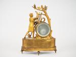 Pendule de cheminée Directoire en bronze doré "Apollon tenant une...