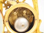 Pendule de cheminée Directoire en bronze doré "Apollon tenant une...