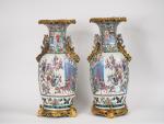 Canton, XIXe siècle,  
Paire de grands vases de forme...