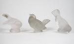 LALIQUE France.
3 différents oiseaux en cristal moulé
(égrenures).
Signés