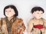 GOFUN. Deux poupées japonaises en composition et tissu.
Dim. 50 cm...