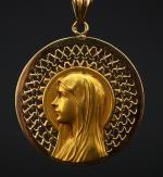 Importante médaille religieuse en or jaune, figurant la Sainte Vierge...
