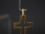 Pendentif ajouré en or jaune, en forme de croix. 
2,3...