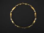 Bracelet articulé en or, composé de maillons olives.
Long. 19,5 cm
Poids....