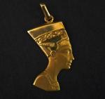 Pendentif en or jaune, figurant un profil d'égyptienne. 
H. 2,2...