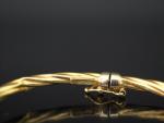 Bracelet jonc de forme ovale en or jaune, à décor...