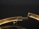 Bracelet jonc de forme ovale en or jaune, à décor...