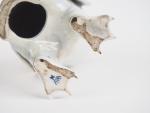 Veilleuse Art Déco en porcelaine polychrome en forme de pingouin.
H....