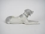 Sujet en porcelaine polychrome de Copenhague "chien de chasse assis".
Dim....