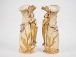 ROYAL DUX. 
Paire de vases Art Nouveau en biscuit à...