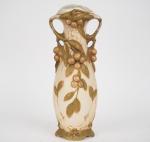 ROYAL DUX. 
Vase à anses Art Nouveau en biscuit polychrome...