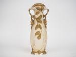 ROYAL DUX. 
Vase à anses Art Nouveau en biscuit polychrome...