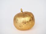 E. B. 
Presse papier en métal doré, "pomme entamée".
Monogrammé 
H....