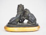 HEIZLER. 
"les deux lions".
Sculpture en bronze à patine verte.
Signée
Dim. 21...