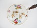 Bouillon couvert Louis XVI en porcelaine à décor de fleurs...