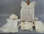 Garde robe enfant fin XIXème - début Xxème, dont 11...