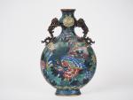 Chine, vers 1880, 
Vase gourde sur piédouche, en émaux cloisonnés...