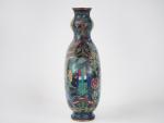 Chine, vers 1880, 
Vase gourde sur piédouche, en émaux cloisonnés...