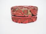 Chine, XVIIème siècle.
Petite boite circulaire couverte en laque de cinabre,...