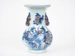 Chine, fin XIXe siècle, 
Vase balustre en porcelaine, à décor...