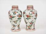 Chine période kangxi. XVIIIème siècle
Paire de vases en porclaine émaux...