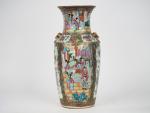 Chine vers 1900. 
Vase balustre en porcelaine famille rose, finemente...