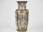 Chine vers 1900. 
Vase balustre en porcelaine famille rose, finemente...