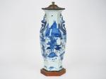 Chine vers 1880. 
Vase de forme hexogonale en porcelaine blanche...