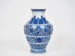 Chine, fin XIXème siècle.
Vase balustre en porcelaine blanche à décor...