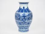 Chine, fin XIXème siècle.
Vase balustre en porcelaine blanche à décor...