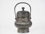 Chine, époque Ming 
Vase Hu couvert en bronze de patine...