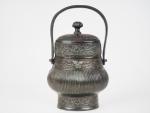 Chine, époque Ming 
Vase Hu couvert en bronze de patine...
