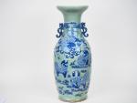Chine vers 1900.
Important vase de forme balustre en porcelaine à...