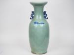 Chine vers 1900.
Important vase de forme balustre en porcelaine à...
