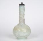 Chine, XXème siècle,
Vase bouteille en verre à l'imitation du jade...