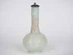 Chine, XXème siècle,
Vase bouteille en verre à l'imitation du jade...