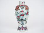 Chine, époque Jiaqinq, XVIII - XIXe siècle, 
Vase de forme...