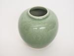 Chine, époque Guangxu 
Pot globulaire en porcelaine émaillée céladon, à...