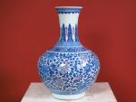 Chine, fin de l'époque Qing, 
Exceptionnel vase balustre à long...