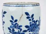 Chine, XIXe siècle, 
Demi vase de forme yen yen en...