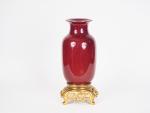 Chine, vers 1900 
Vase balustre émaillé sang de bouf reposant...